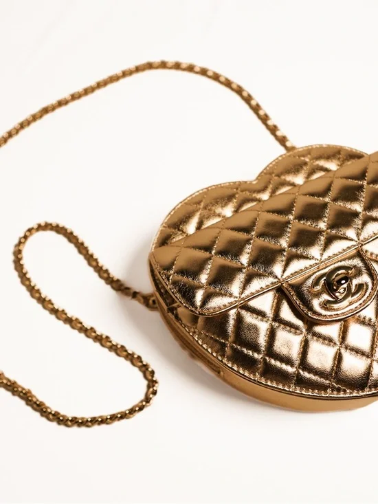 Chanel CC in Love Heart Bag Metallic Golden Quilted Lambskin - Picture 7 of 9